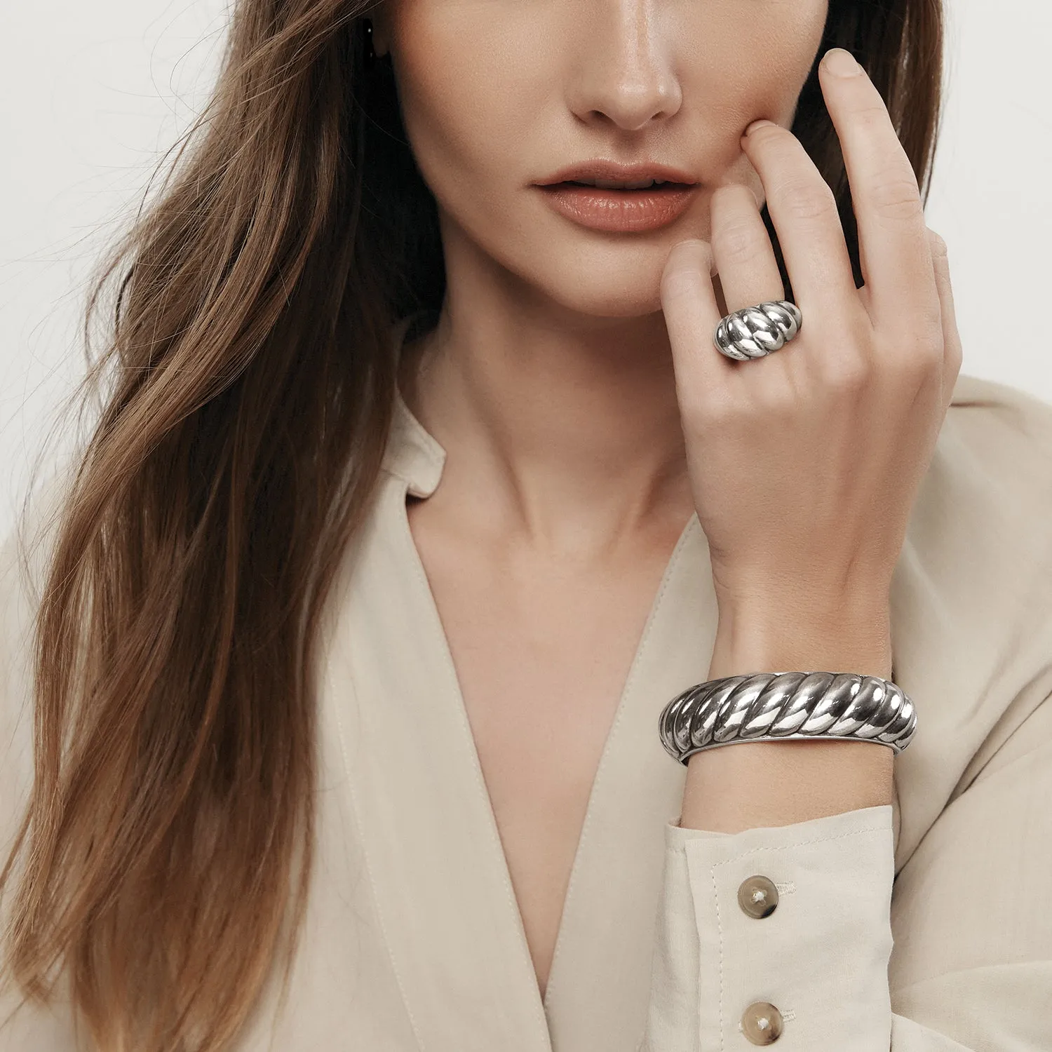 Athena Scalloped Hinged Bangle - JF0000
