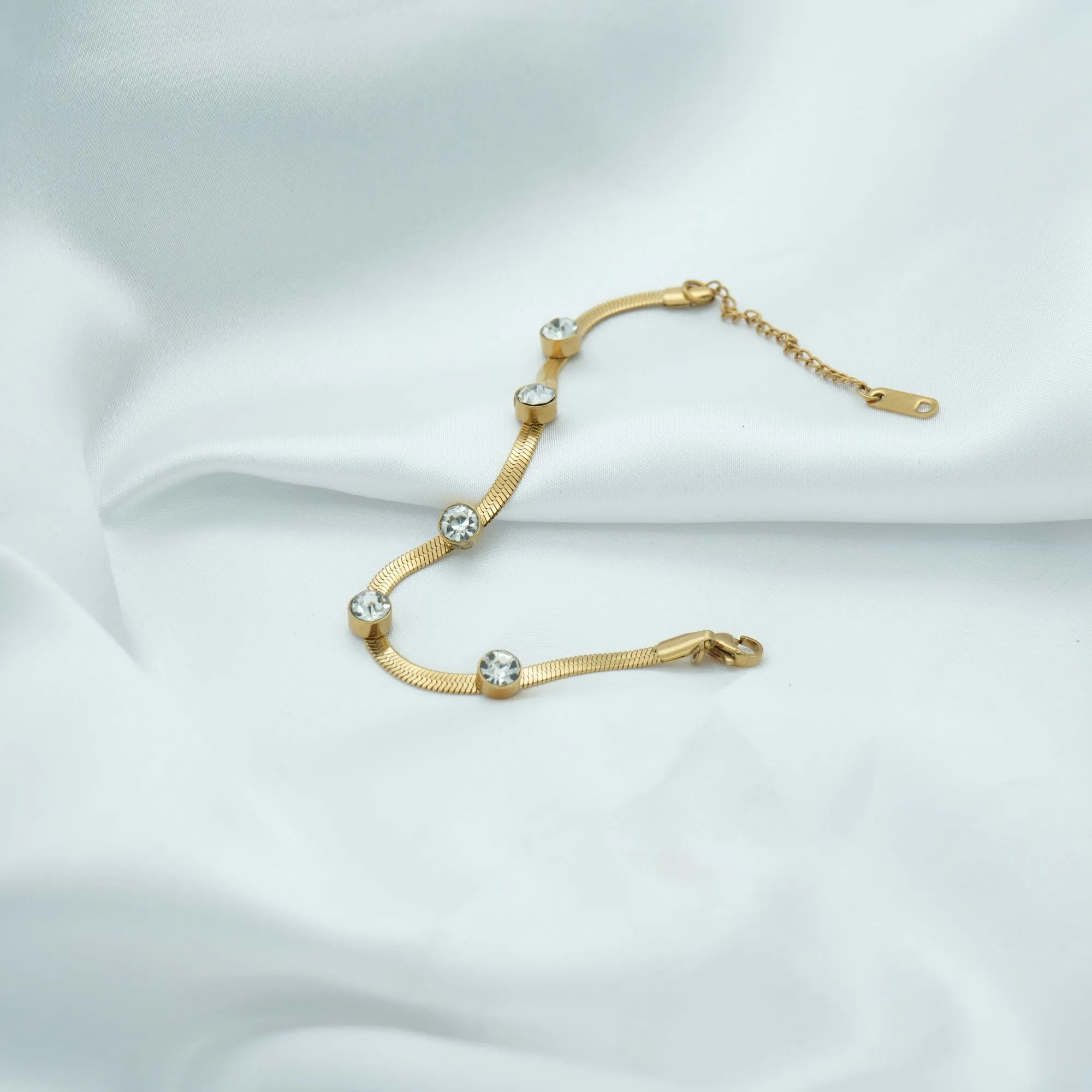 Dazzling Diamond-Studded Gold Bracelet