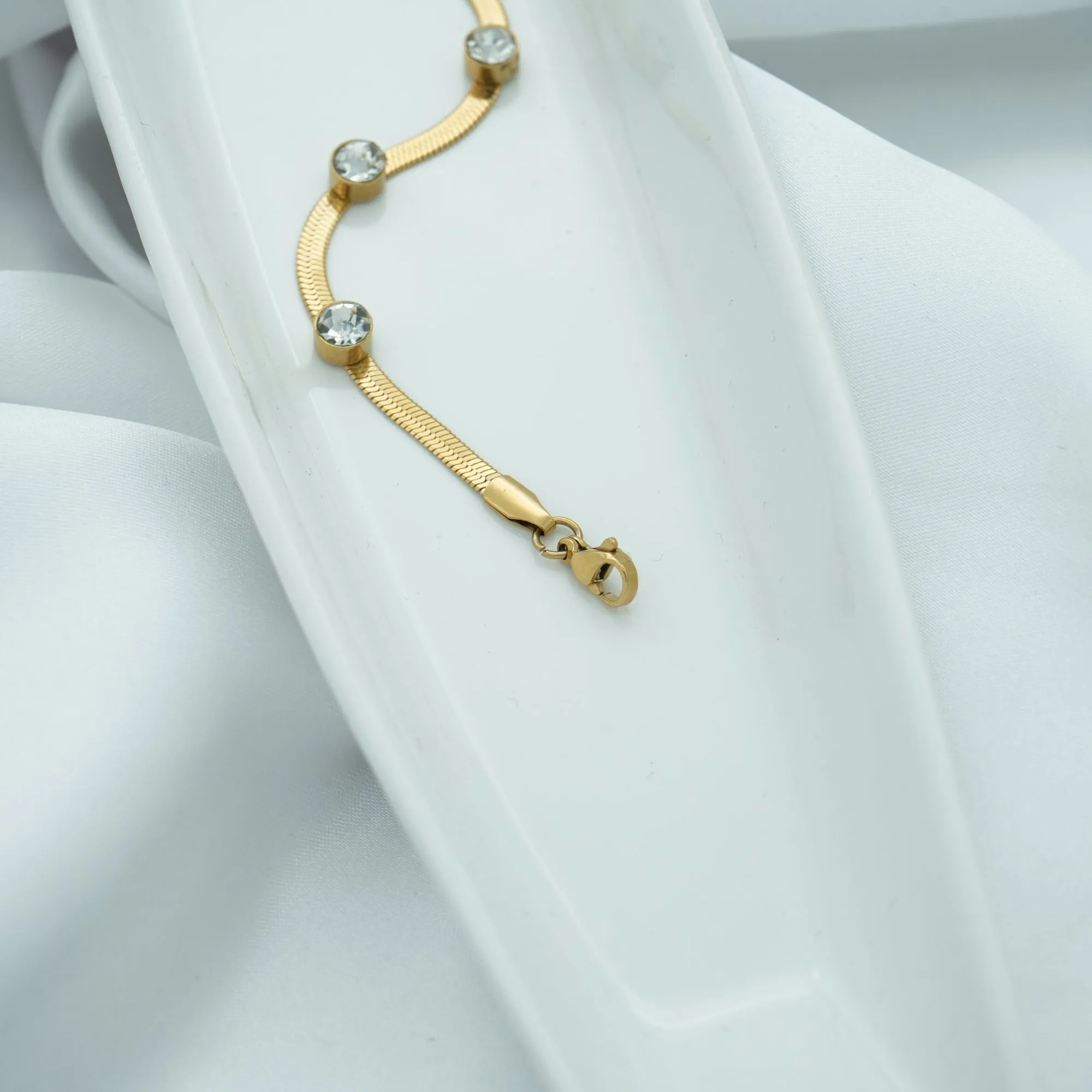 Dazzling Diamond-Studded Gold Bracelet