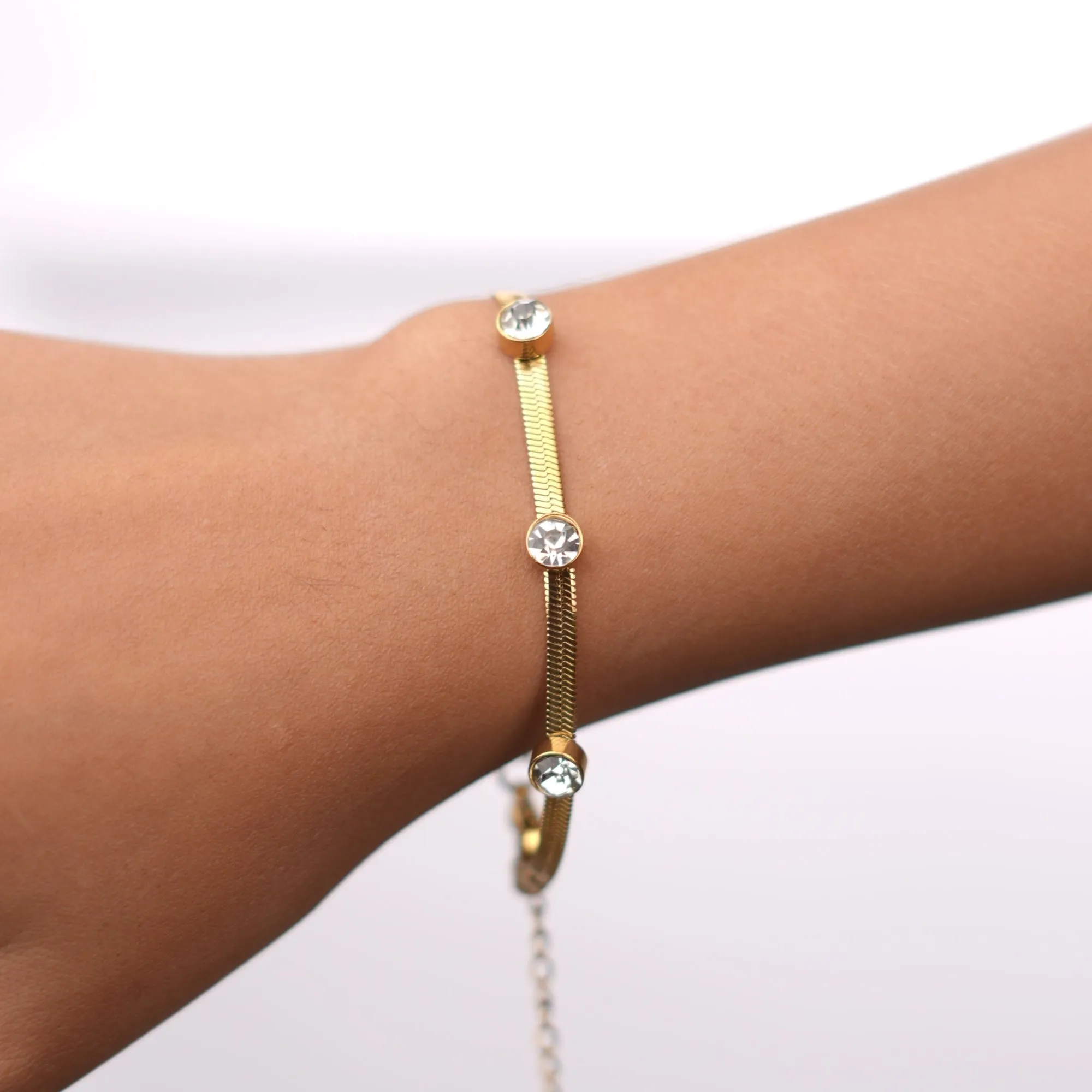 Dazzling Diamond-Studded Gold Bracelet