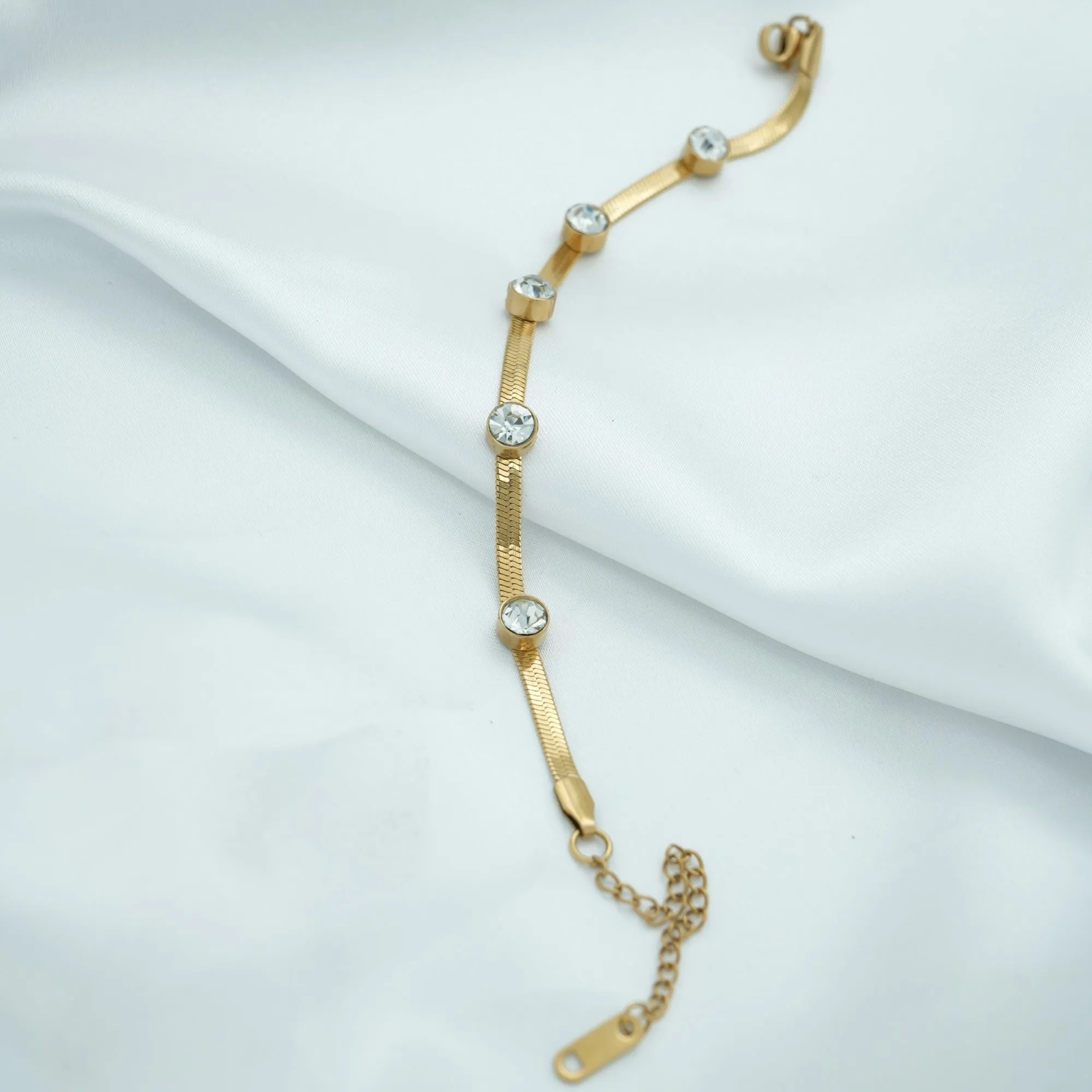 Dazzling Diamond-Studded Gold Bracelet