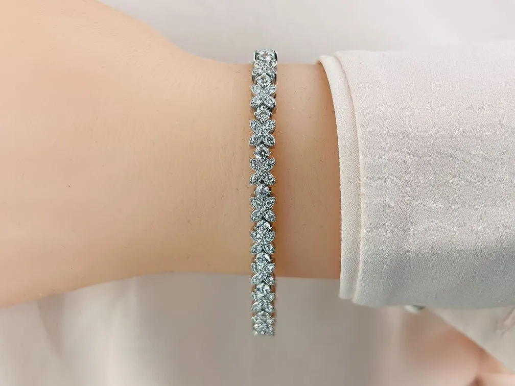 Flower Diamond Bracelet with 4.16 ct.(finished) 1.6mm, 1.7mm, 3mm