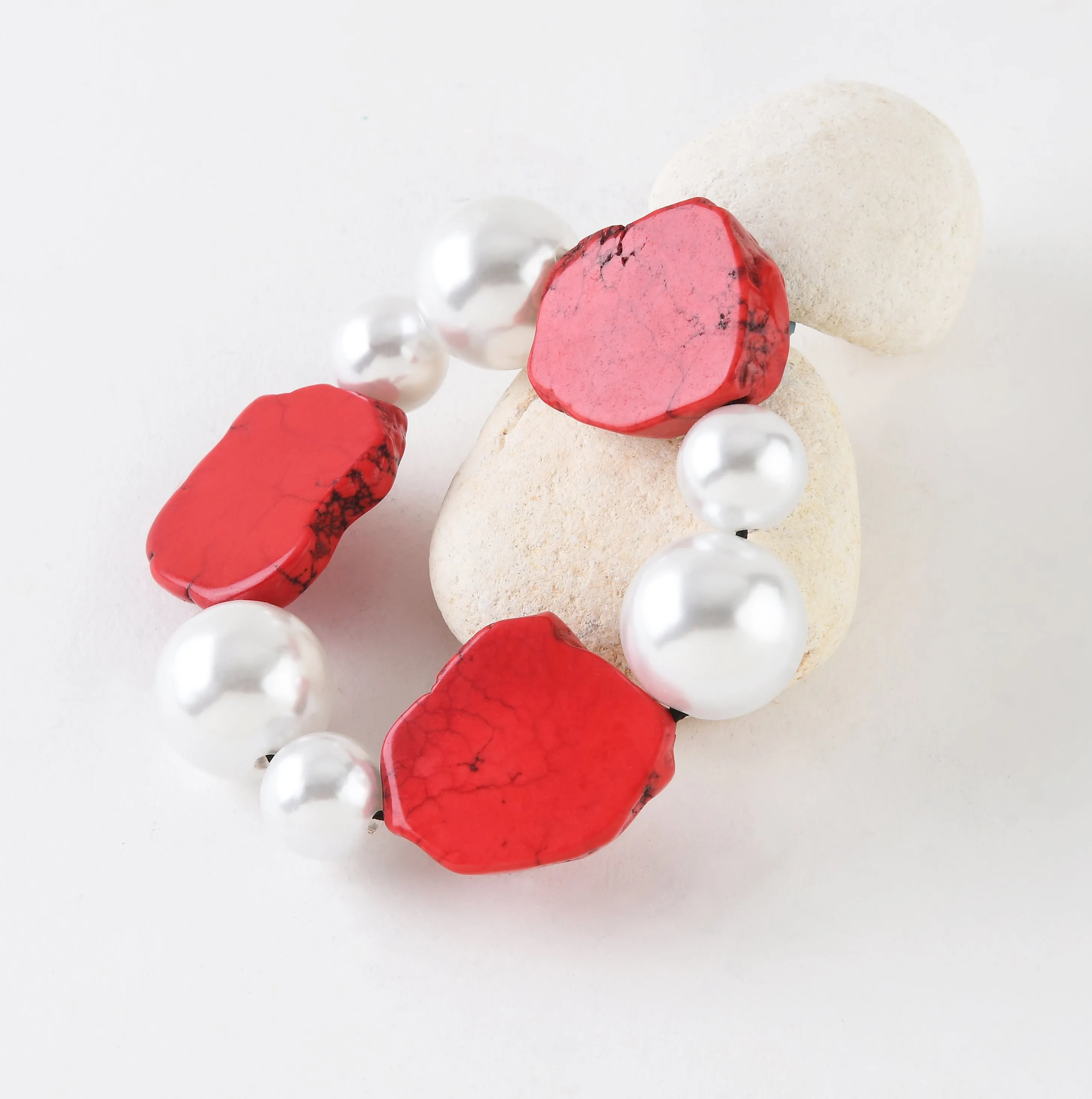 HOWLITE AND FAUX PEARL STRETCH BRACELET. CORAL RED/WHITE