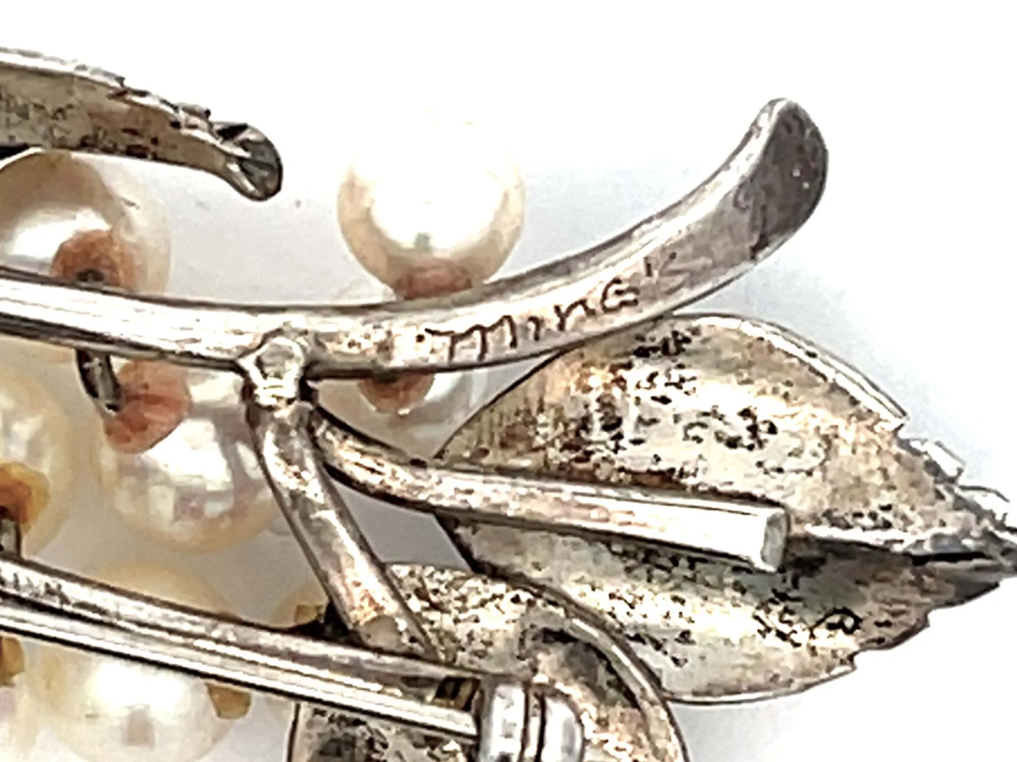 Mings Pearl Brooch in Sterling Silver