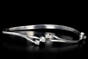 Modern 14K White Gold .20 carat Round Brilliant Cut Diamond Bangle