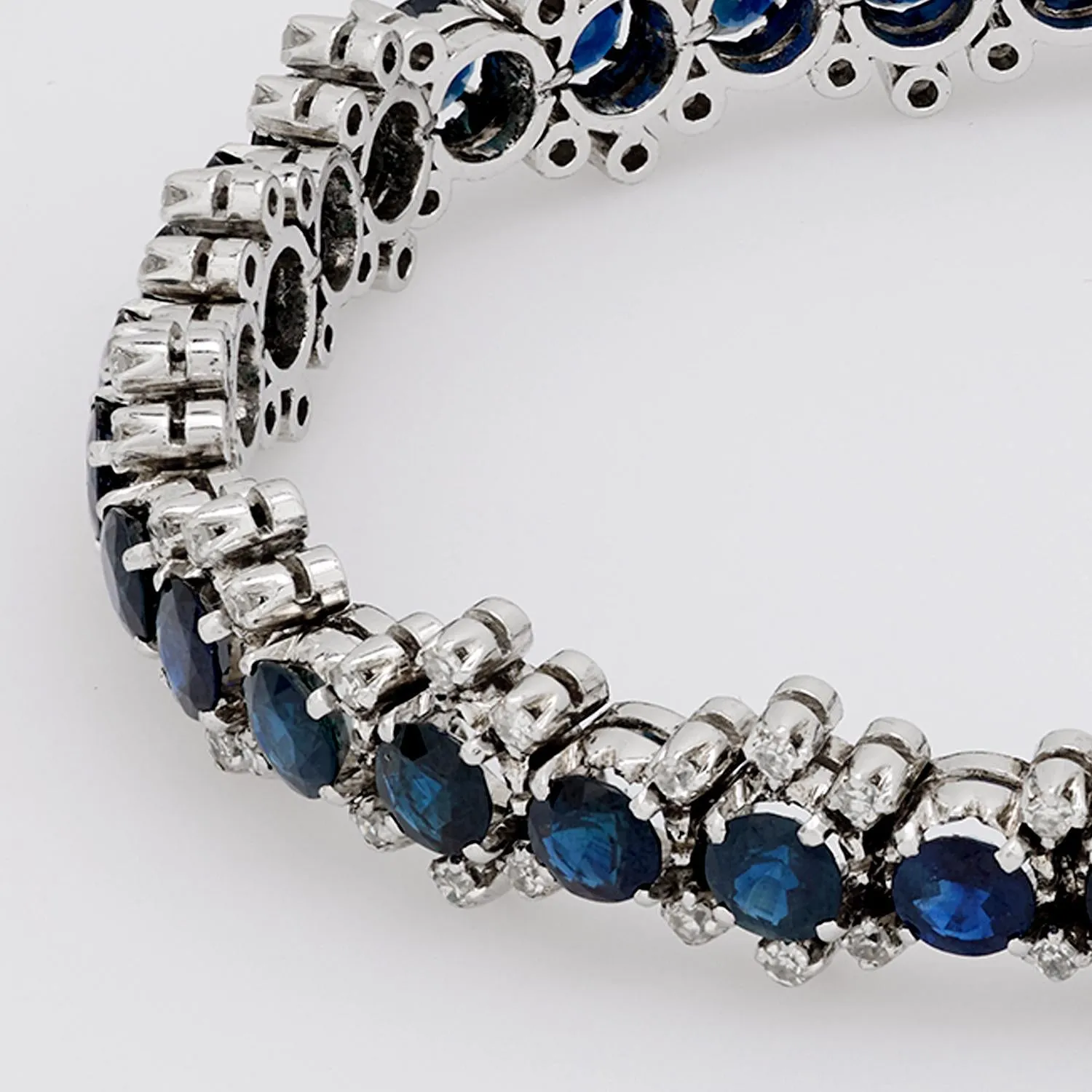 Vintage 10.80 carat sapphire diamond 18k white gold bracelet